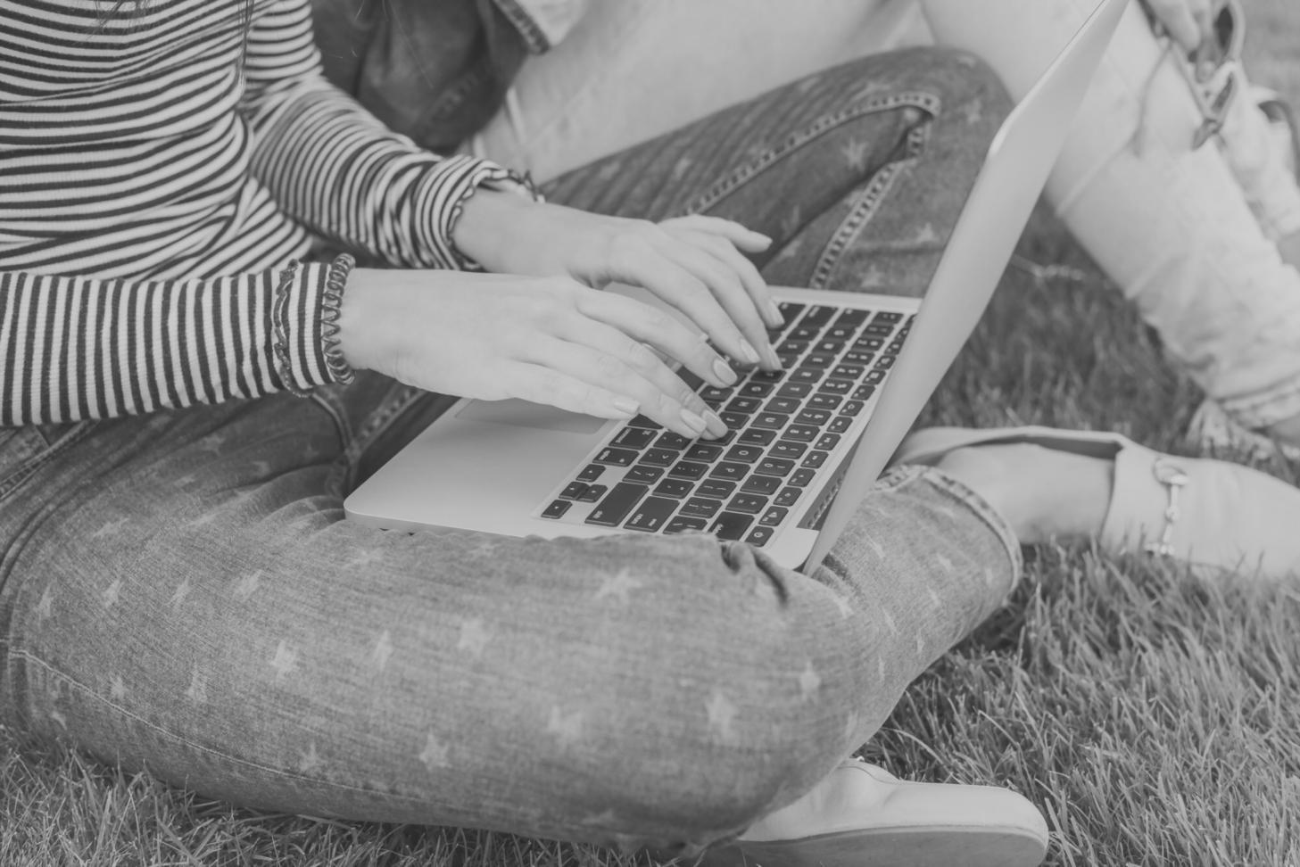 Moderne Arbeitsumgebung mit verschiedenen Geräten für flexibles Budgetieren